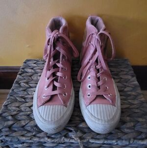 Converse Sz 5 Pink High-Top Sneakers